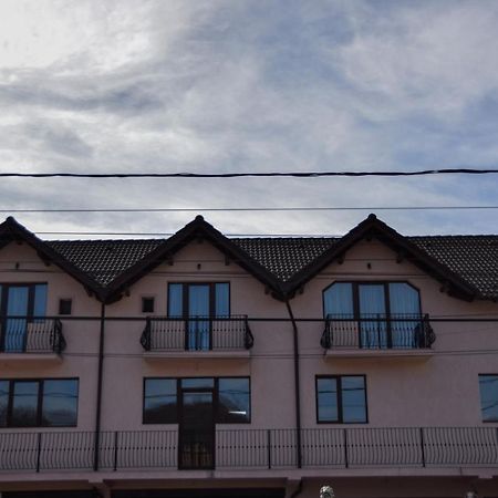 New House Hotell Curtea de Argeş Exteriör bild