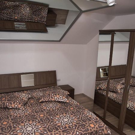 New House Hotell Curtea de Argeş Exteriör bild