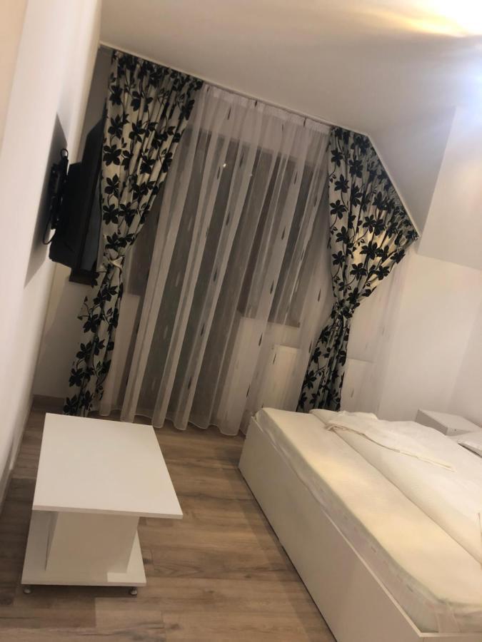 New House Hotell Curtea de Argeş Exteriör bild