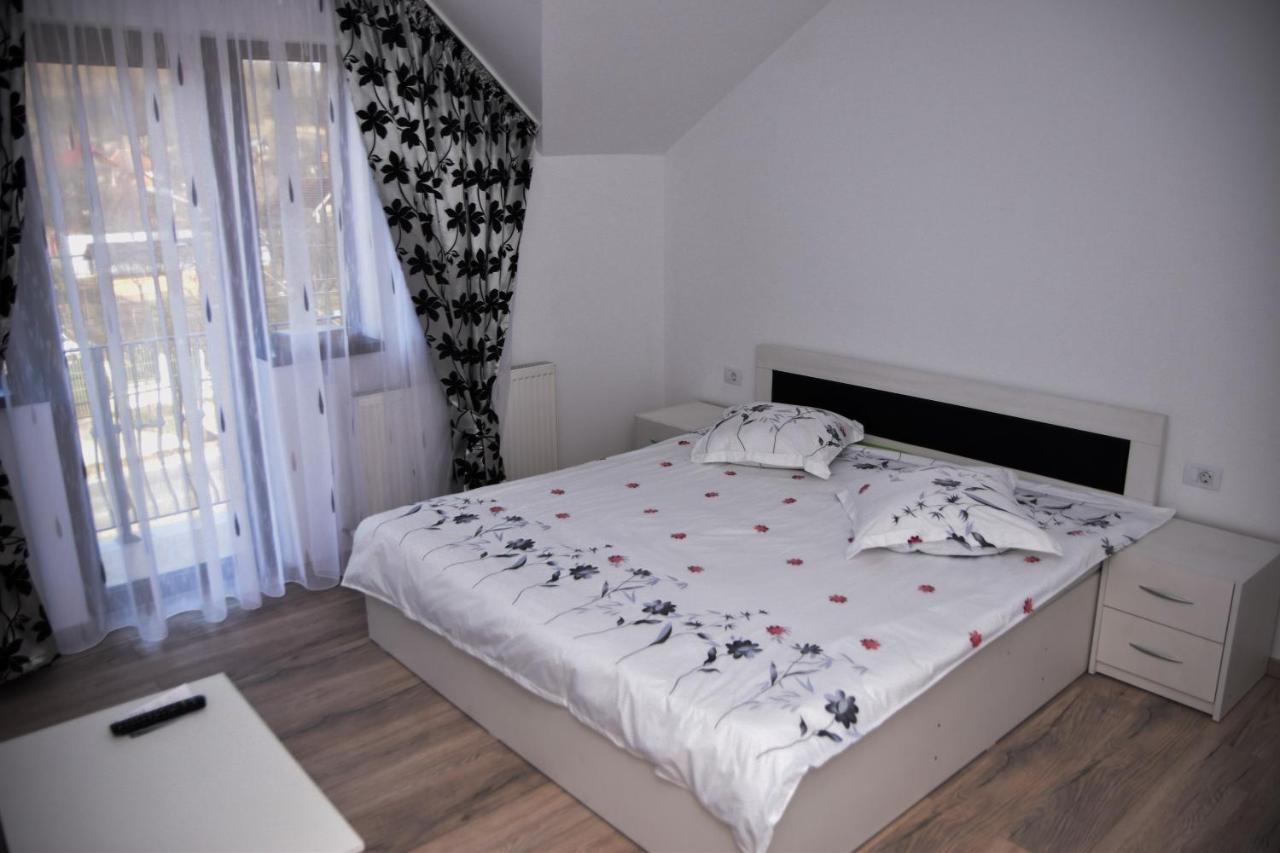New House Hotell Curtea de Argeş Exteriör bild