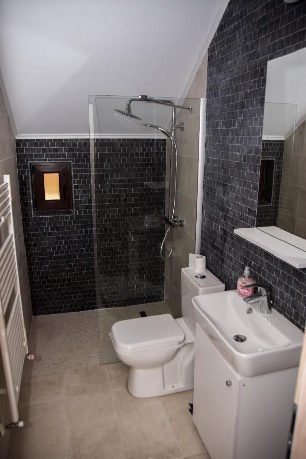 New House Hotell Curtea de Argeş Exteriör bild
