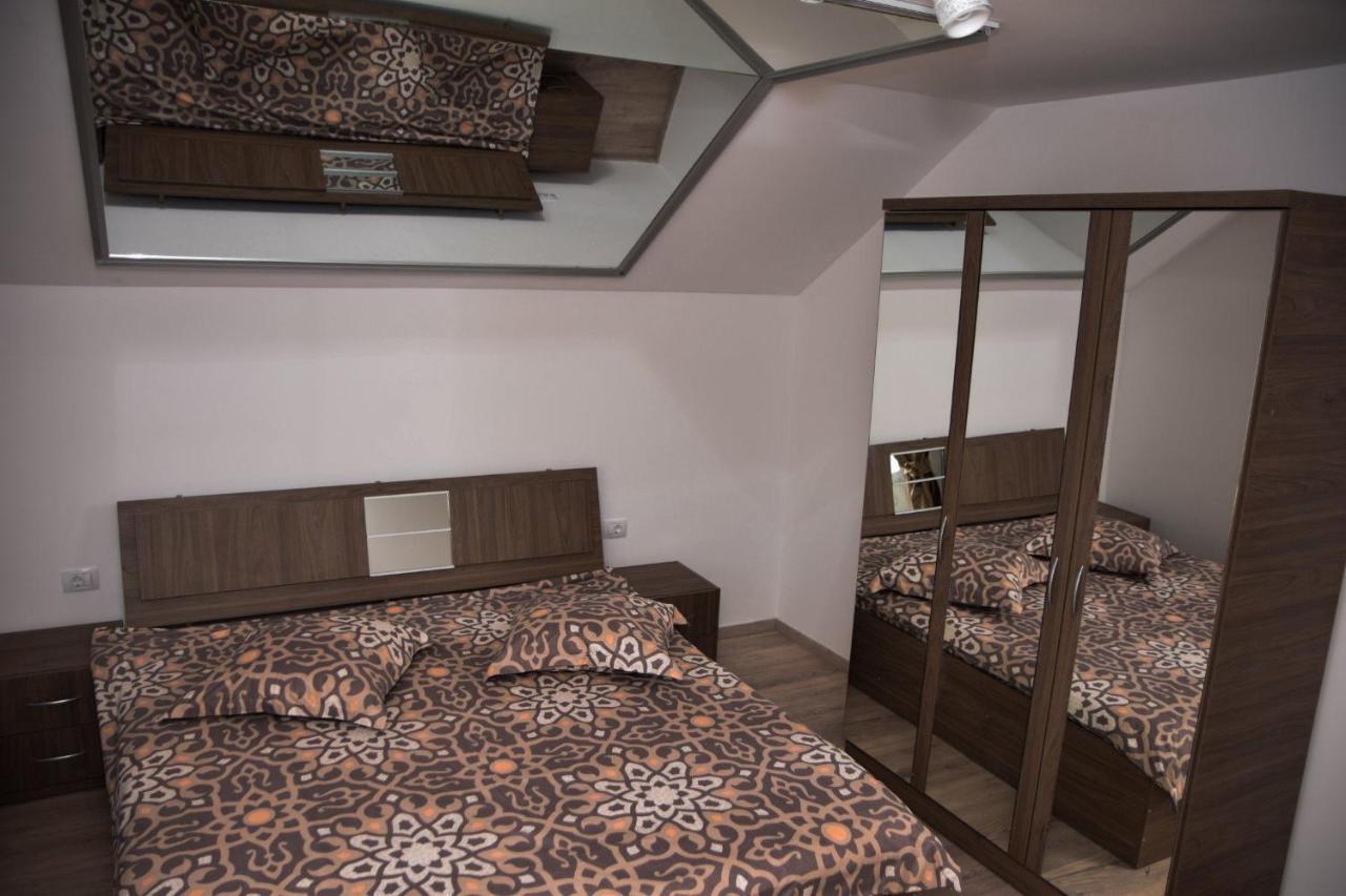 New House Hotell Curtea de Argeş Exteriör bild